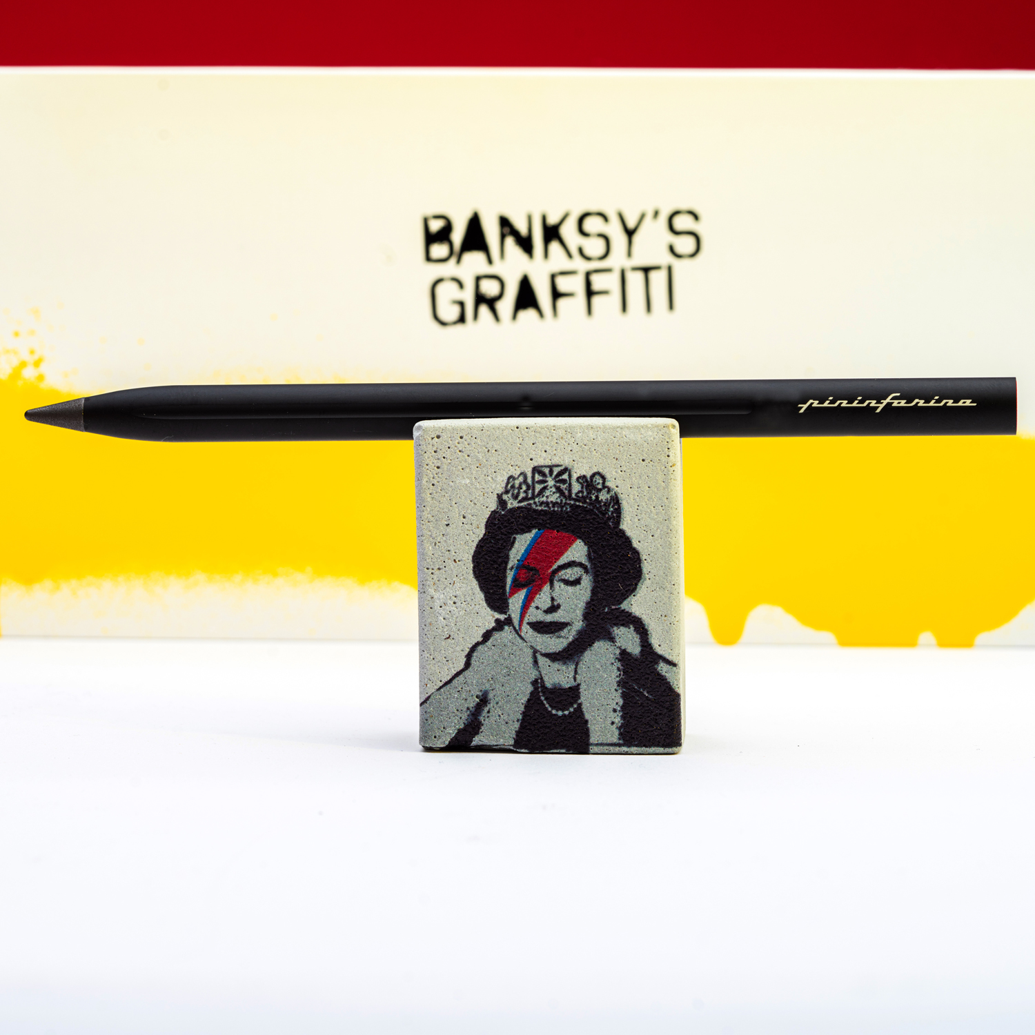 Набор Pininfarina Banksy Lizzy Stardust: карандаш SMART с бетонной подставкой-1