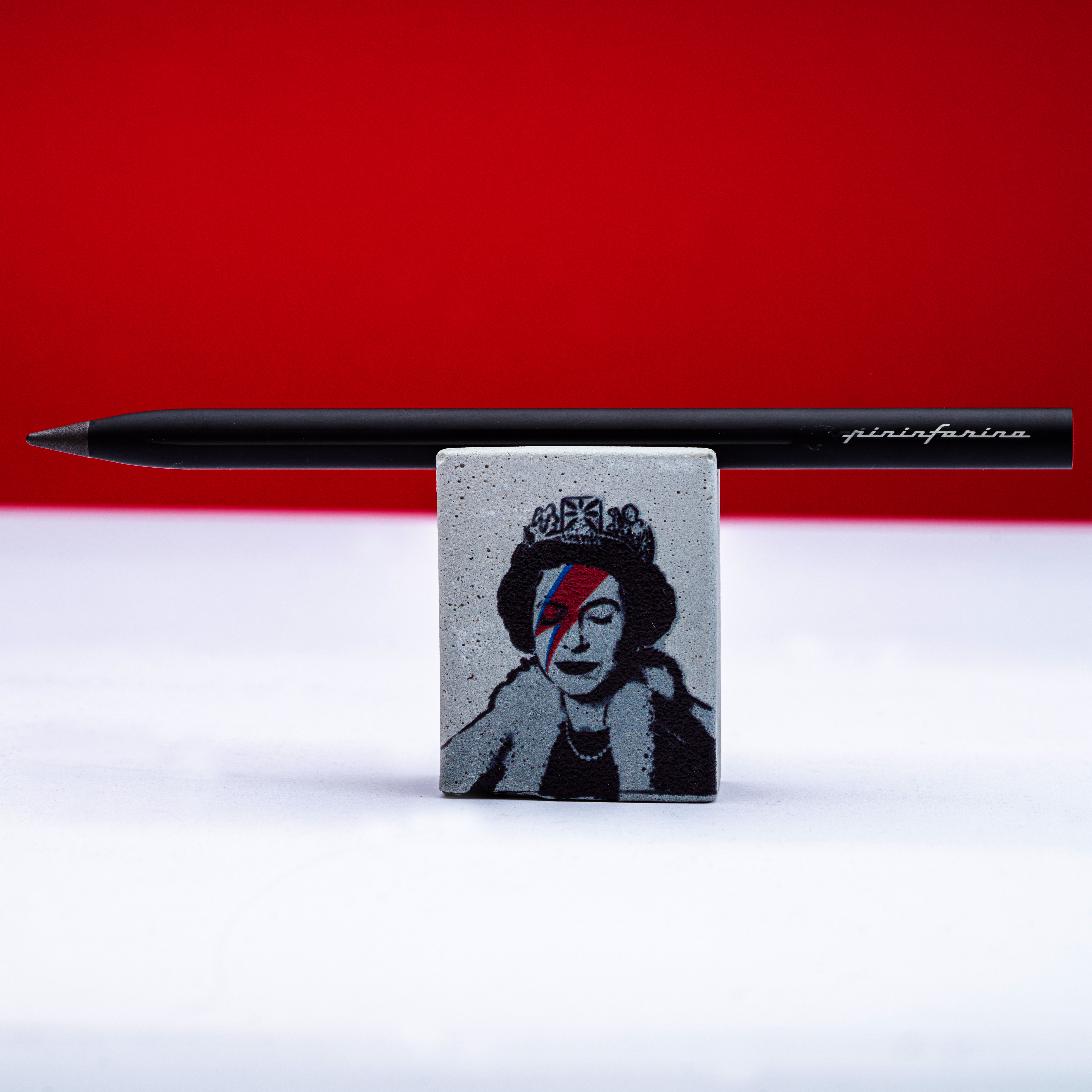 Набор Pininfarina Banksy Lizzy Stardust: карандаш SMART с бетонной подставкой-4