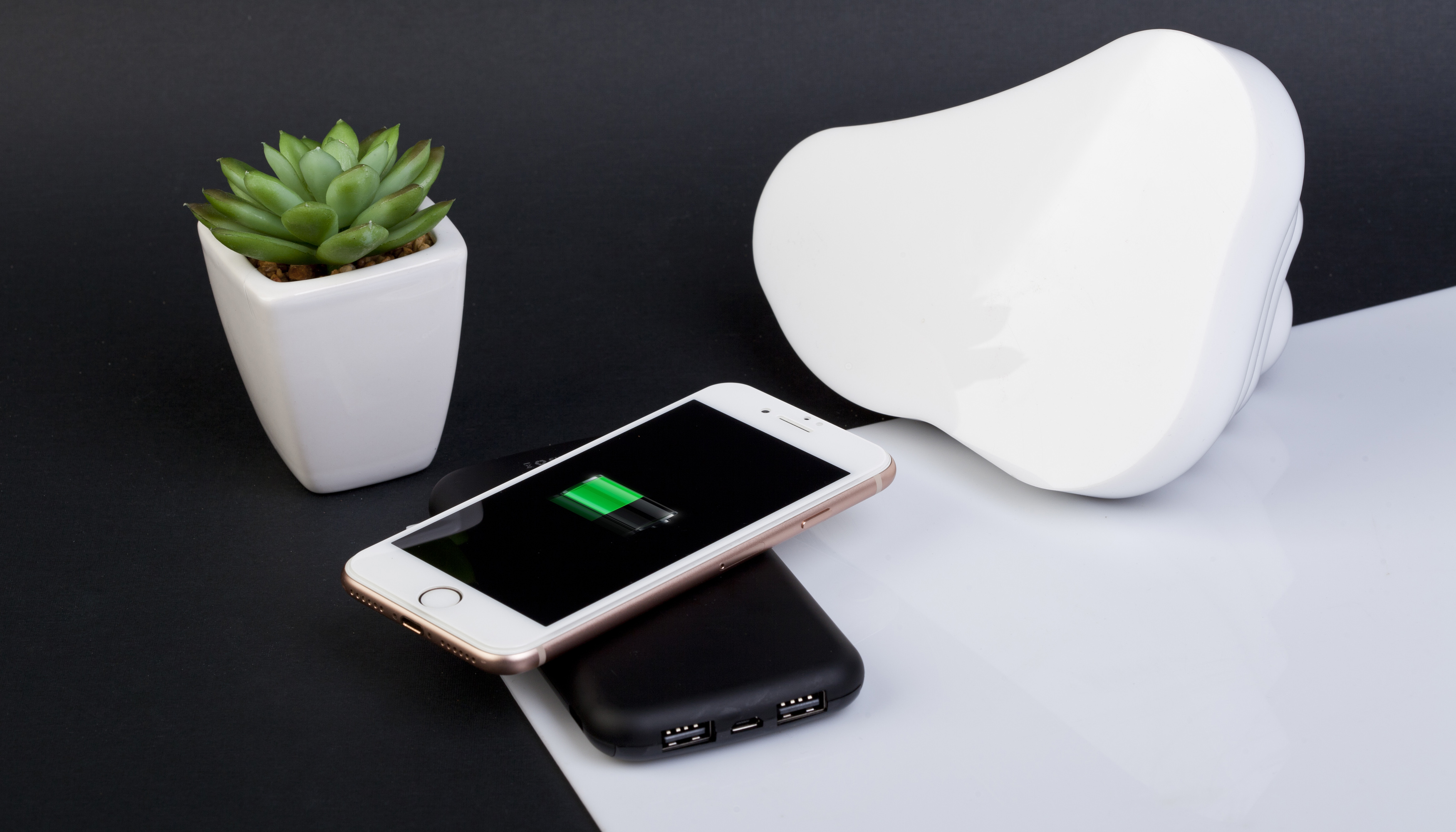 Беспроводное зарядное устройство "Shine SOFTTOUCH", 8000 mAh с подсветкой логотипа и цифровым индикатором заряда-1